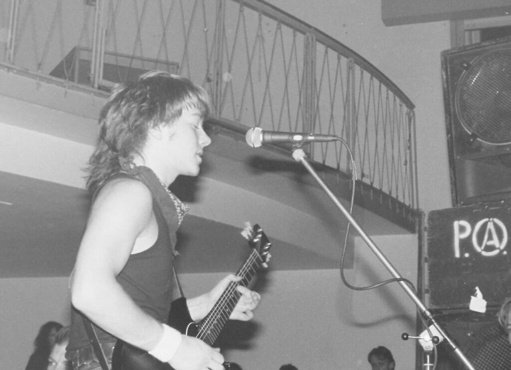 instigators-guitarrist-sideways